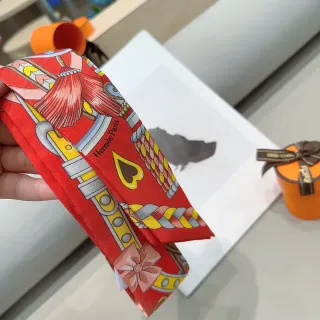 Hermès Twilly motif équestre écharpe en soie rouge
