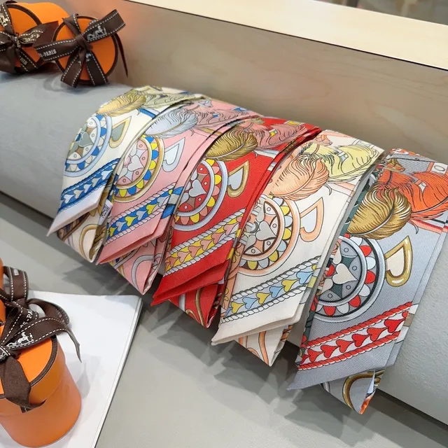 Hermès Twilly ঘোড়া প্রিন্ট লাল রেশম শাল 3