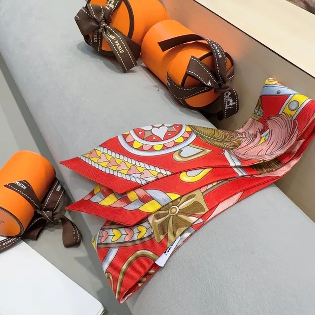 Hermès Twilly ঘোড়া প্রিন্ট লাল রেশম শাল 4