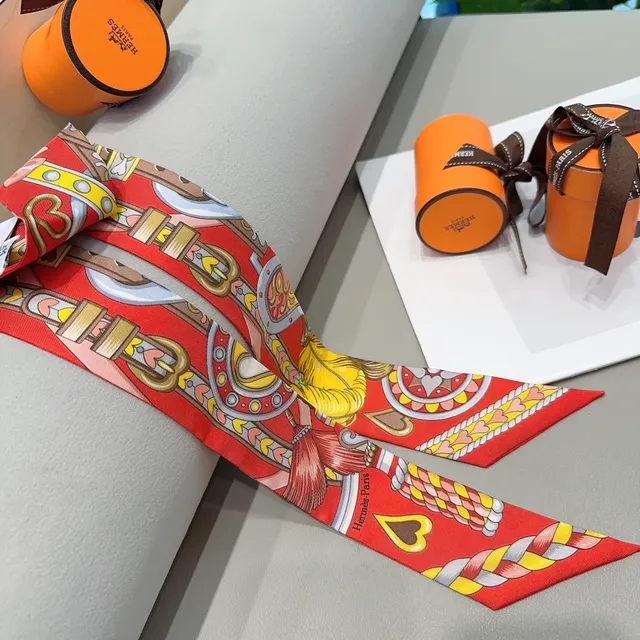 Hermès Twilly ঘোড়া প্রিন্ট লাল রেশম শাল 5