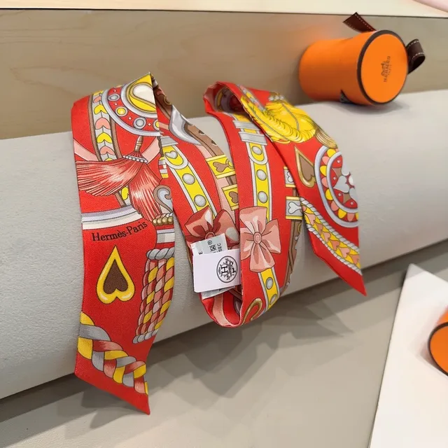 Hermès Twilly ঘোড়া প্রিন্ট লাল রেশম শাল 6