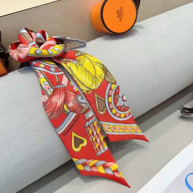 Hermès Twilly ঘোড়া প্রিন্ট লাল রেশম শাল 8