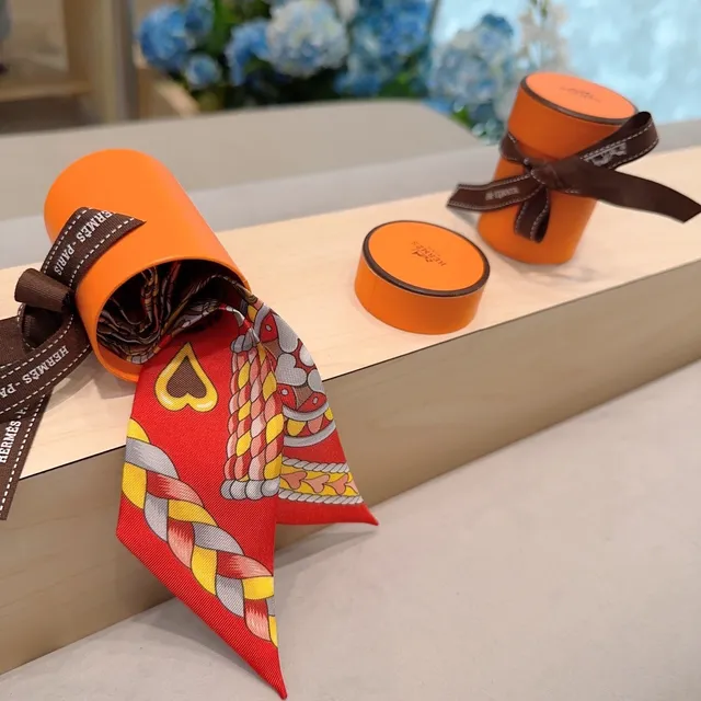 Hermès Twilly ঘোড়া প্রিন্ট লাল রেশম শাল 9