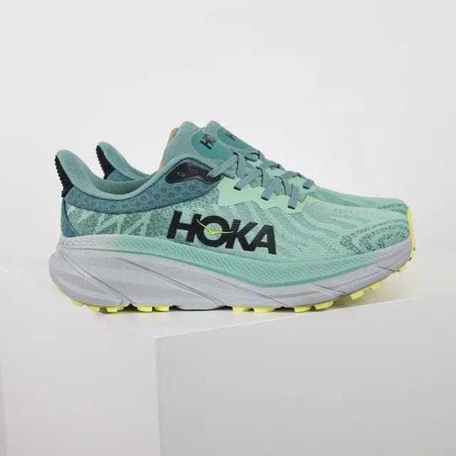 Hoka Clifton 薄荷绿和黄色跑鞋 3