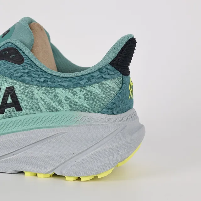 Hoka Clifton 薄荷绿和黄色跑鞋 4