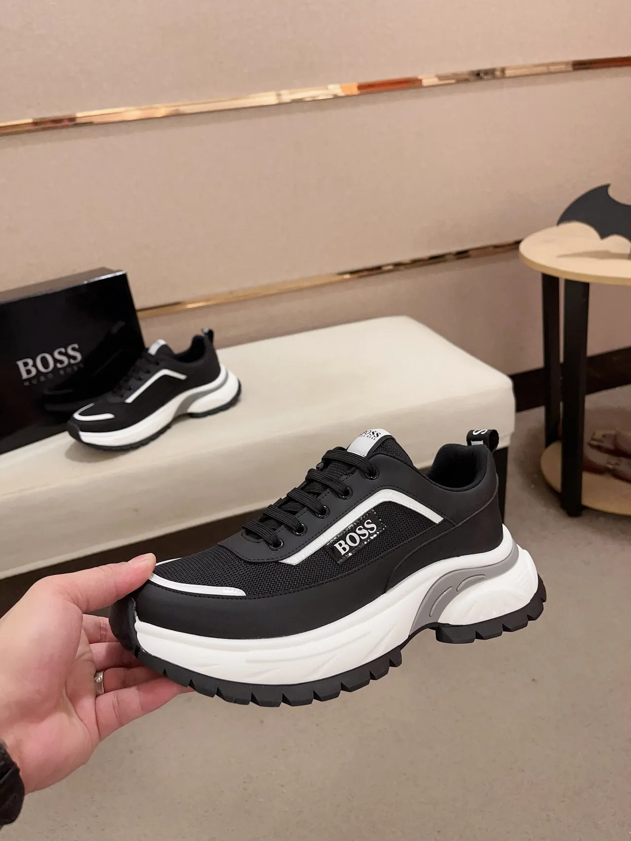 Hugo Boss أسود أبيض منصة سول شبكي وصناعي علوي كبير رياضي 3