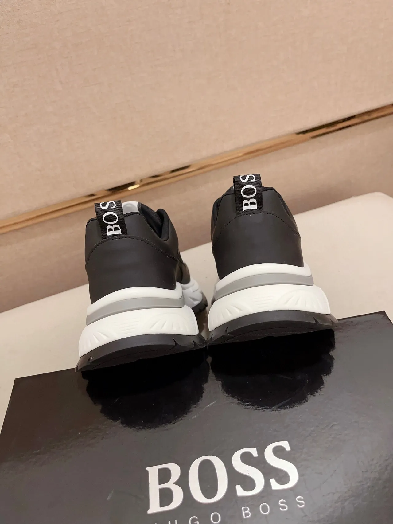 Hugo Boss أسود أبيض منصة سول شبكي وصناعي علوي كبير رياضي 8