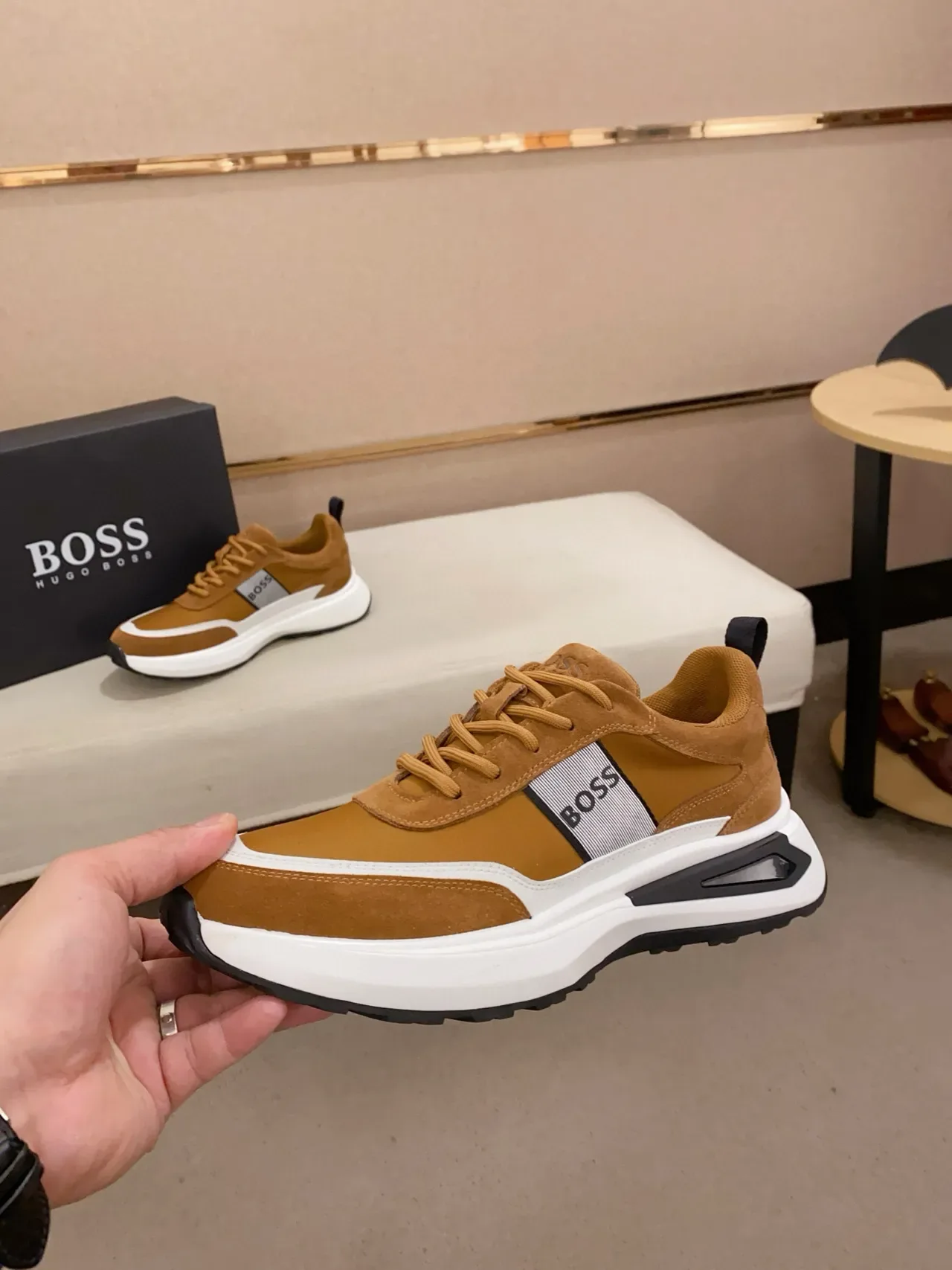 Hugo Boss Tênis Lifestyle com Camurça Marrom Branco Bege Chunky Midsole 3