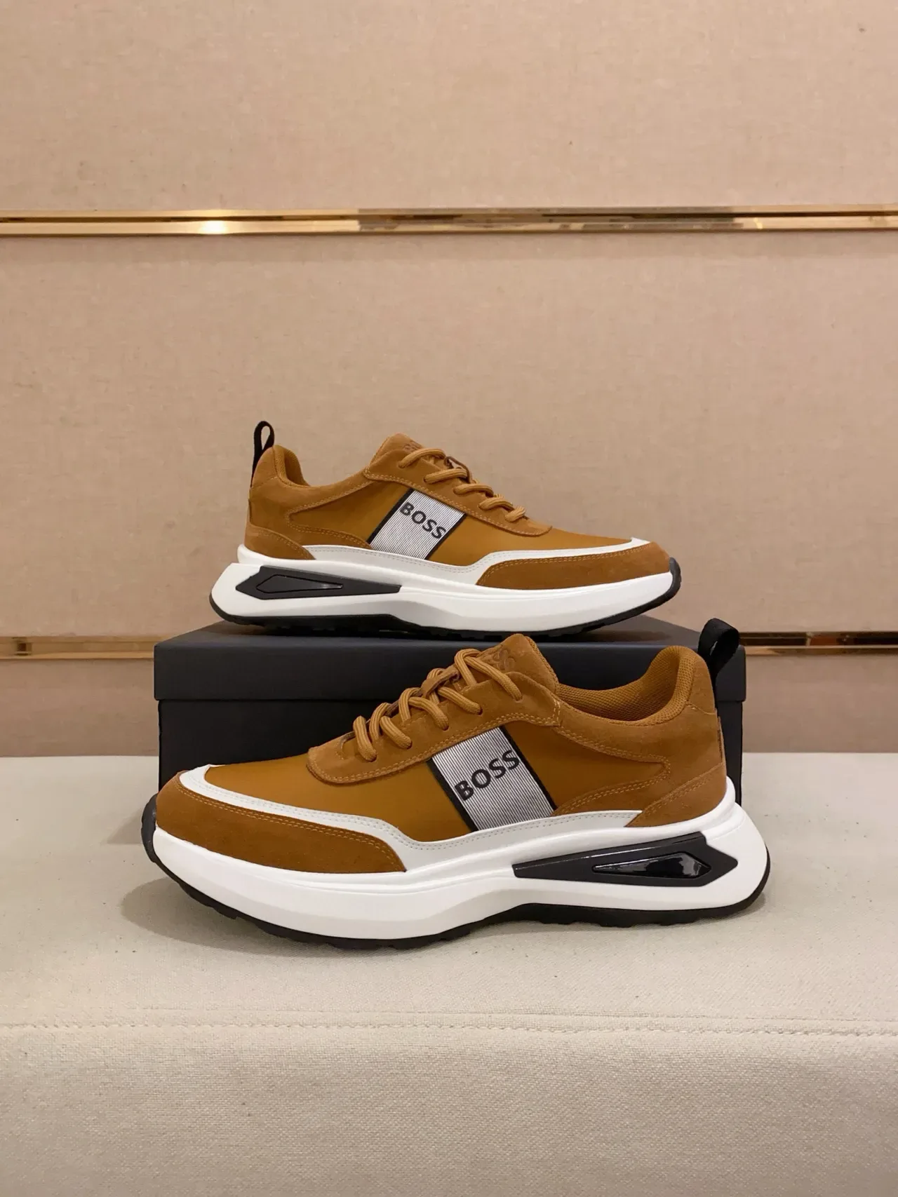 Hugo Boss Tênis Lifestyle com Camurça Marrom Branco Bege Chunky Midsole 7