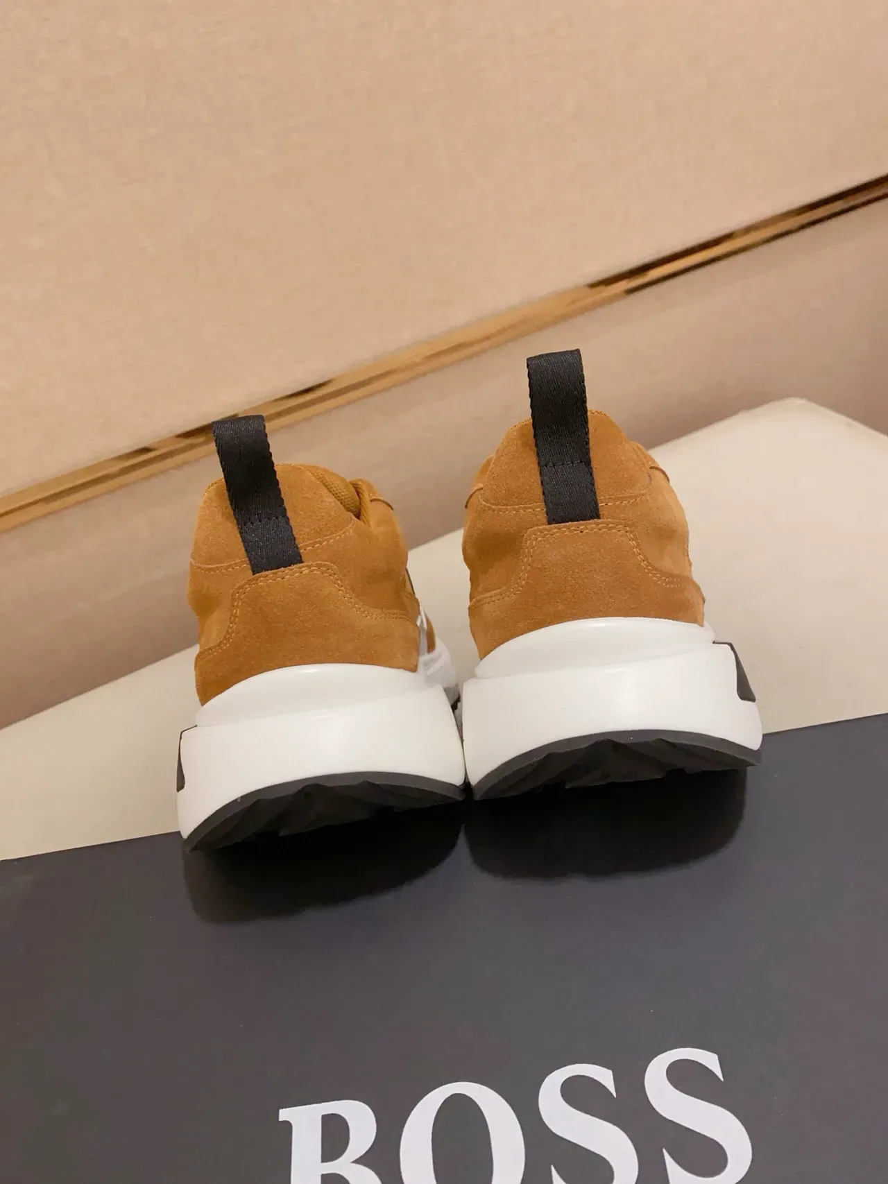 Hugo Boss Tênis Lifestyle com Camurça Marrom Branco Bege Chunky Midsole 8