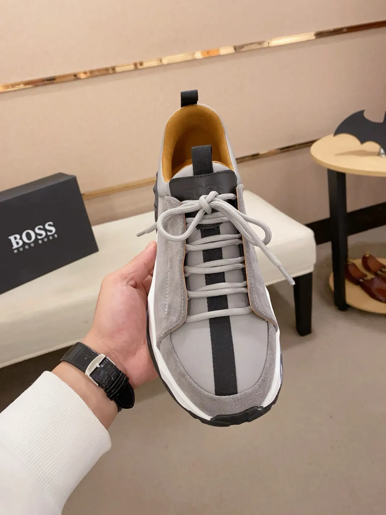 Hugo Boss Zapatilla de plataforma de ante gris 2