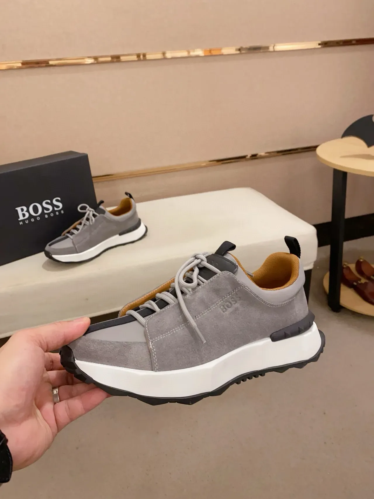 Hugo Boss Zapatilla de plataforma de ante gris 3