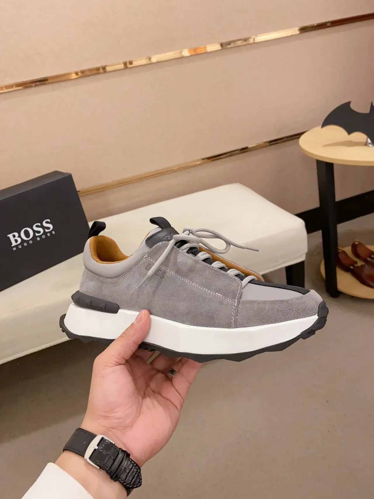 Hugo Boss Zapatilla de plataforma de ante gris 4