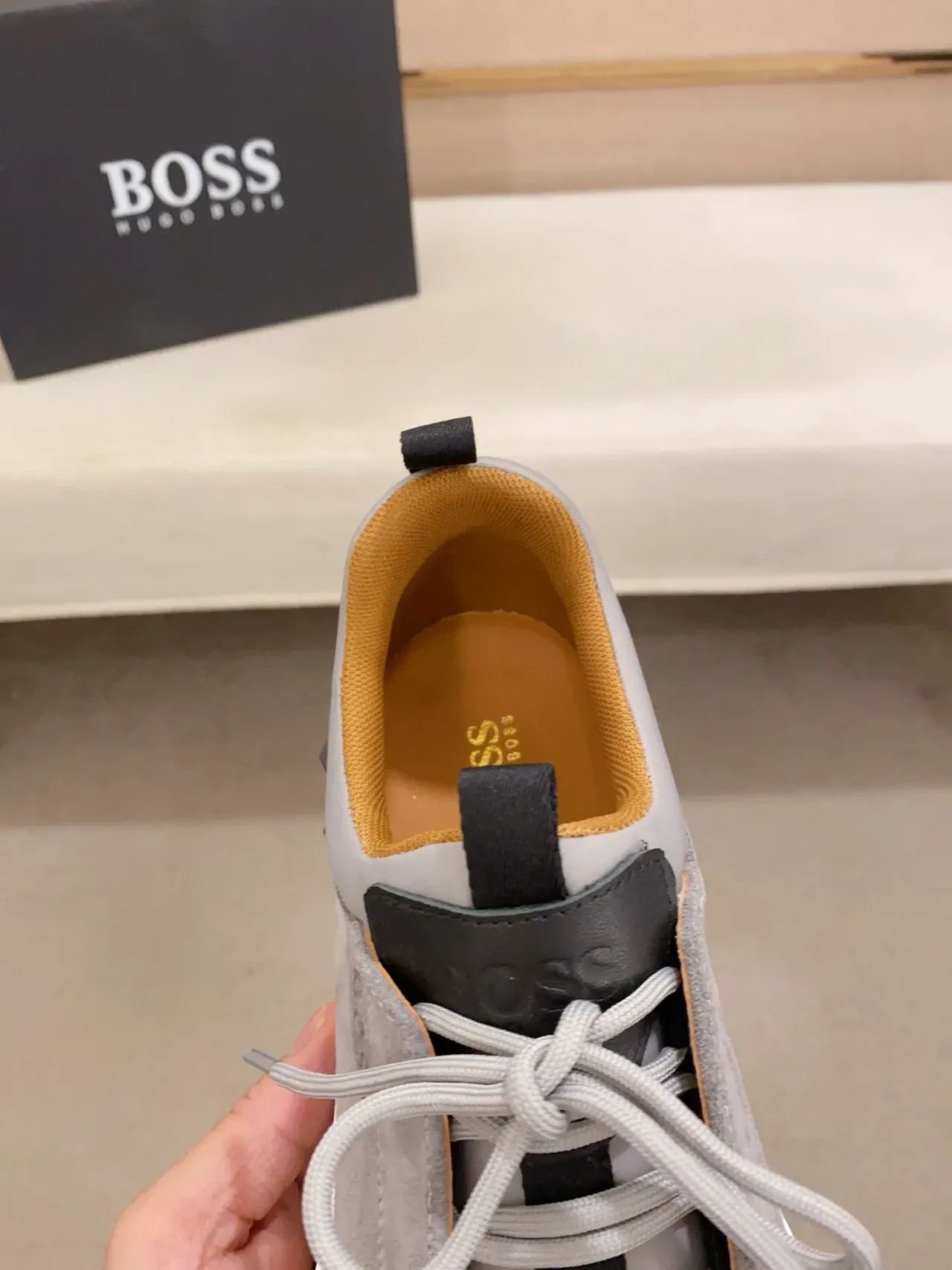 Hugo Boss Zapatilla de plataforma de ante gris 6