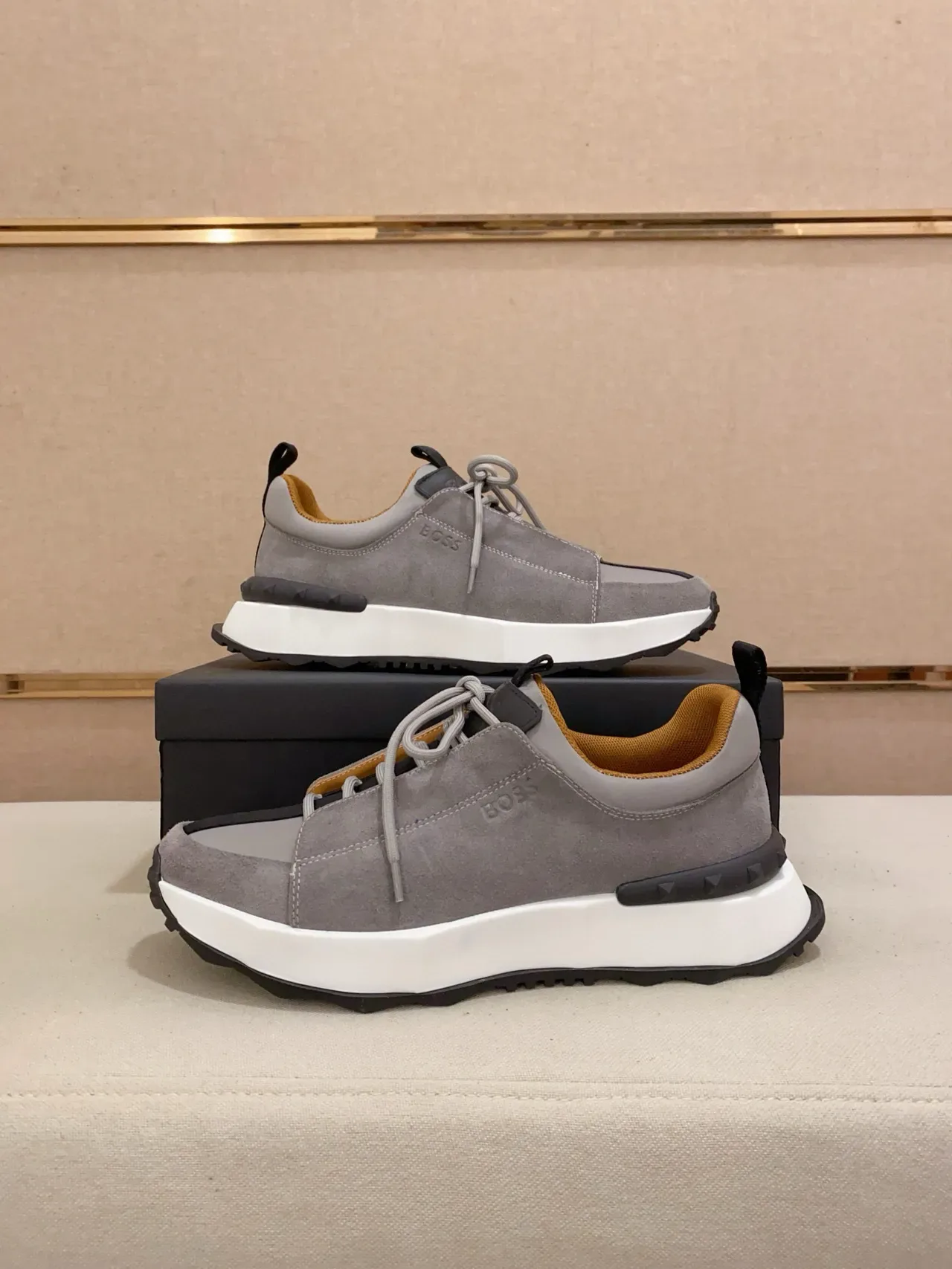 Hugo Boss Zapatilla de plataforma de ante gris 7