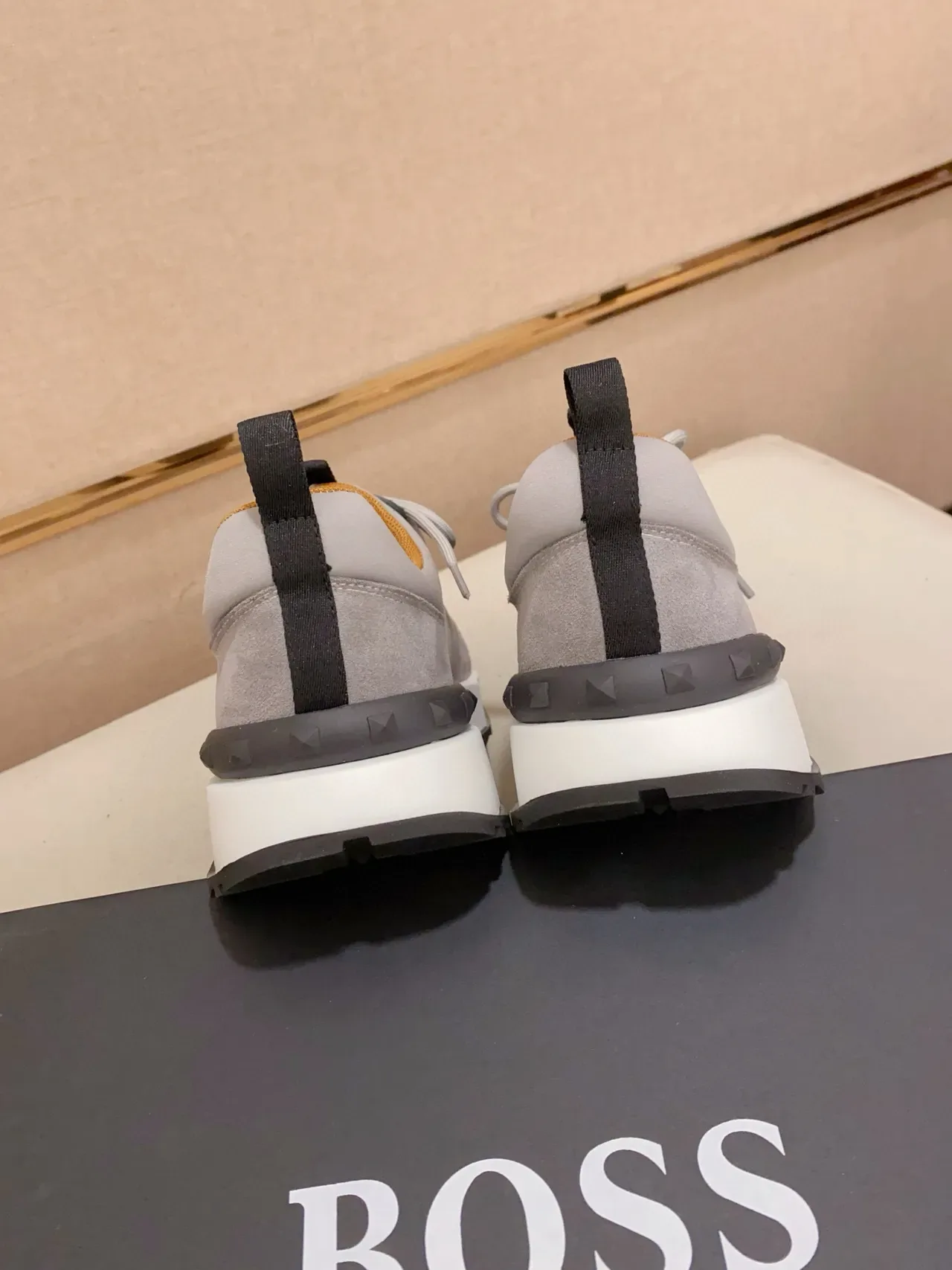 Hugo Boss Zapatilla de plataforma de ante gris 8