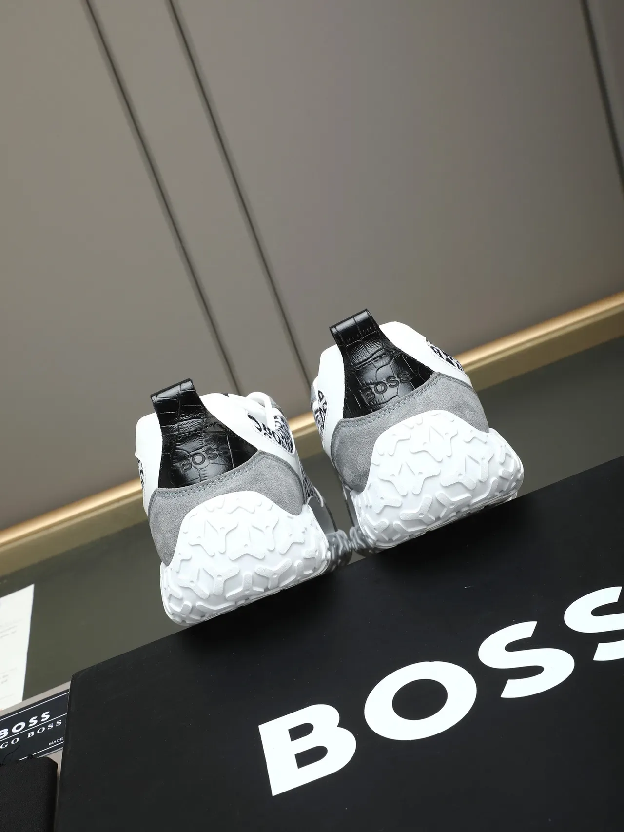 Hugo Boss Logo-Print ग्रे और सफेद लाइफस्टाइल स्नीकर्स 3