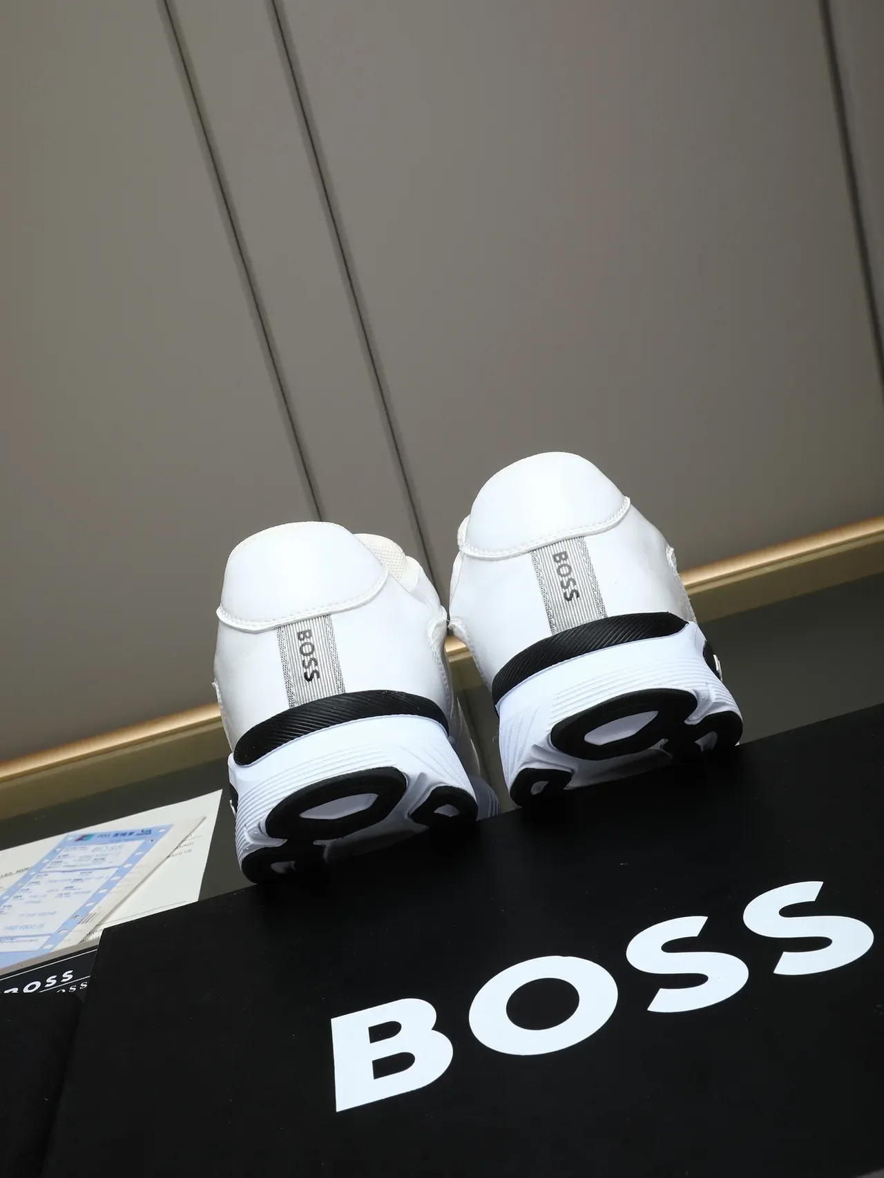 Hugo Boss حذاء رياضي أبيض وأسود جلدي شبكي نمط حياة 3