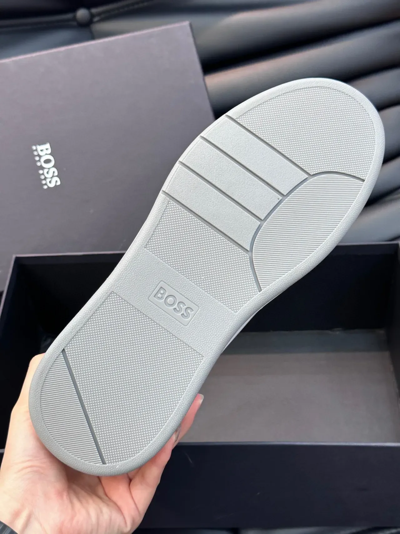 Tênis lifestyle Hugo Boss com parte superior de camurça e couro branco e marrom de duas cores com etiqueta de calcanhar laranja contrastante 2