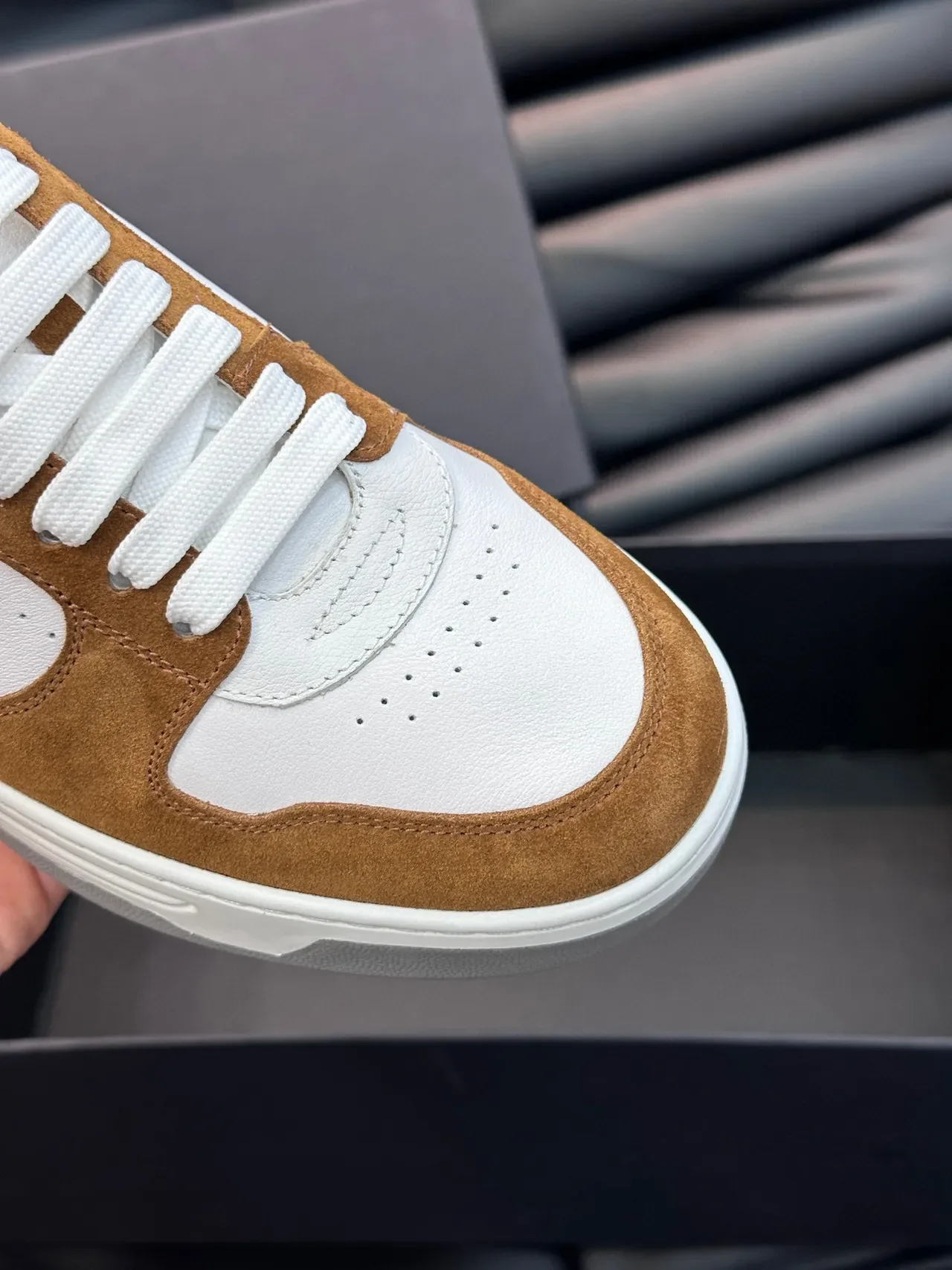 Tênis lifestyle Hugo Boss com parte superior de camurça e couro branco e marrom de duas cores com etiqueta de calcanhar laranja contrastante 3
