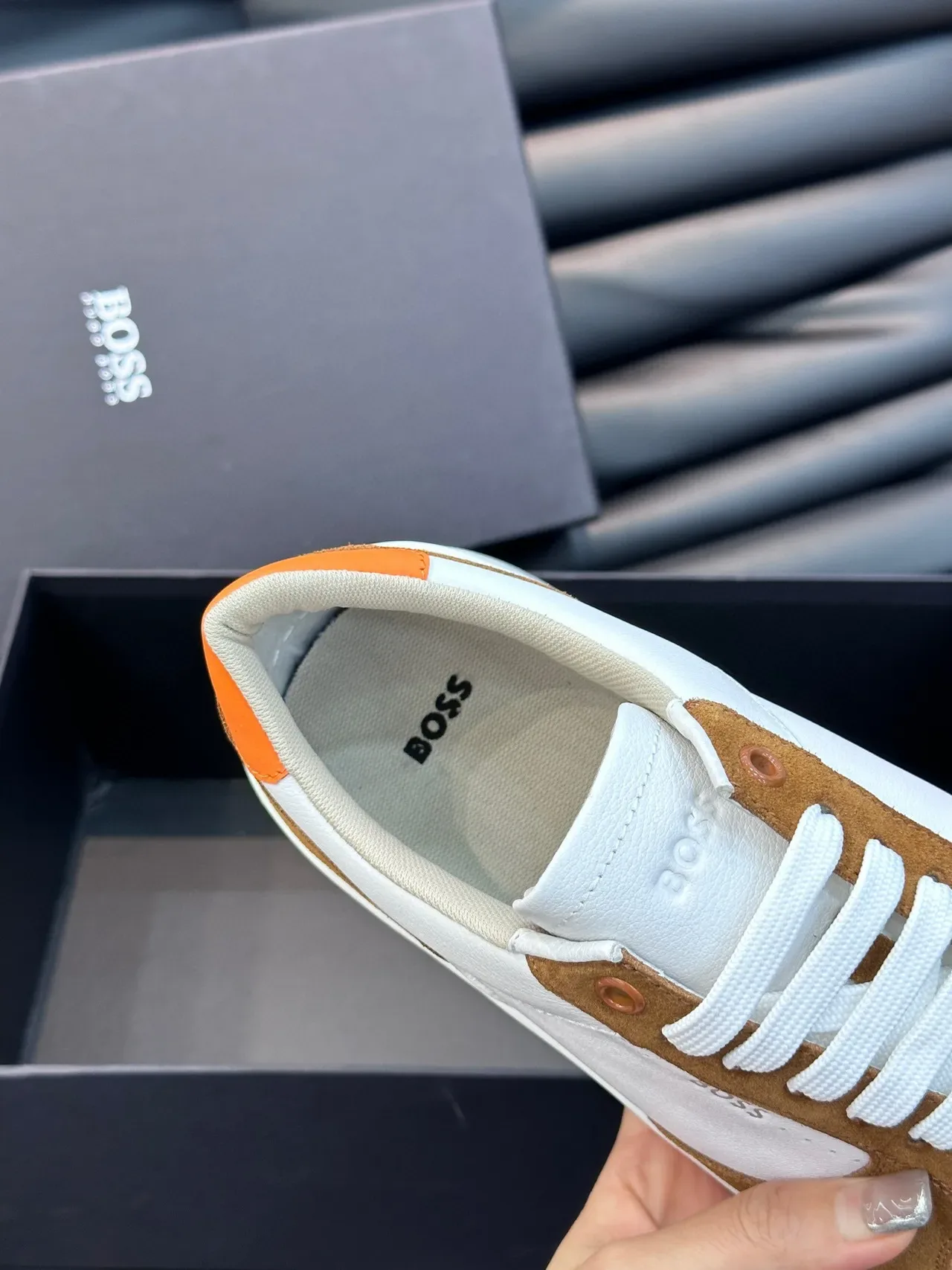 Tênis lifestyle Hugo Boss com parte superior de camurça e couro branco e marrom de duas cores com etiqueta de calcanhar laranja contrastante 4