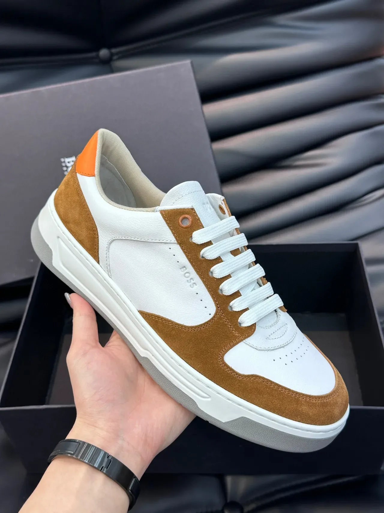 Tênis lifestyle Hugo Boss com parte superior de camurça e couro branco e marrom de duas cores com etiqueta de calcanhar laranja contrastante 5