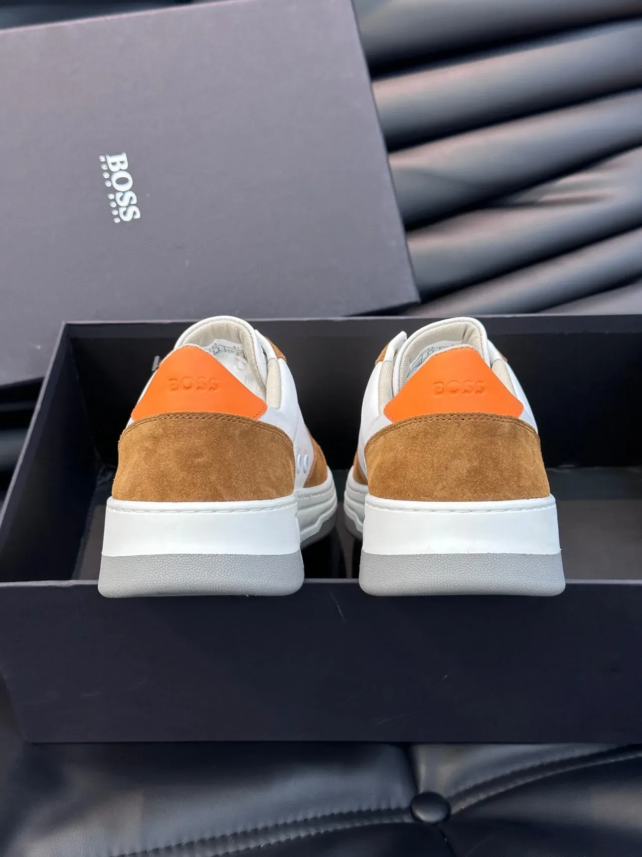 Tênis lifestyle Hugo Boss com parte superior de camurça e couro branco e marrom de duas cores com etiqueta de calcanhar laranja contrastante 6