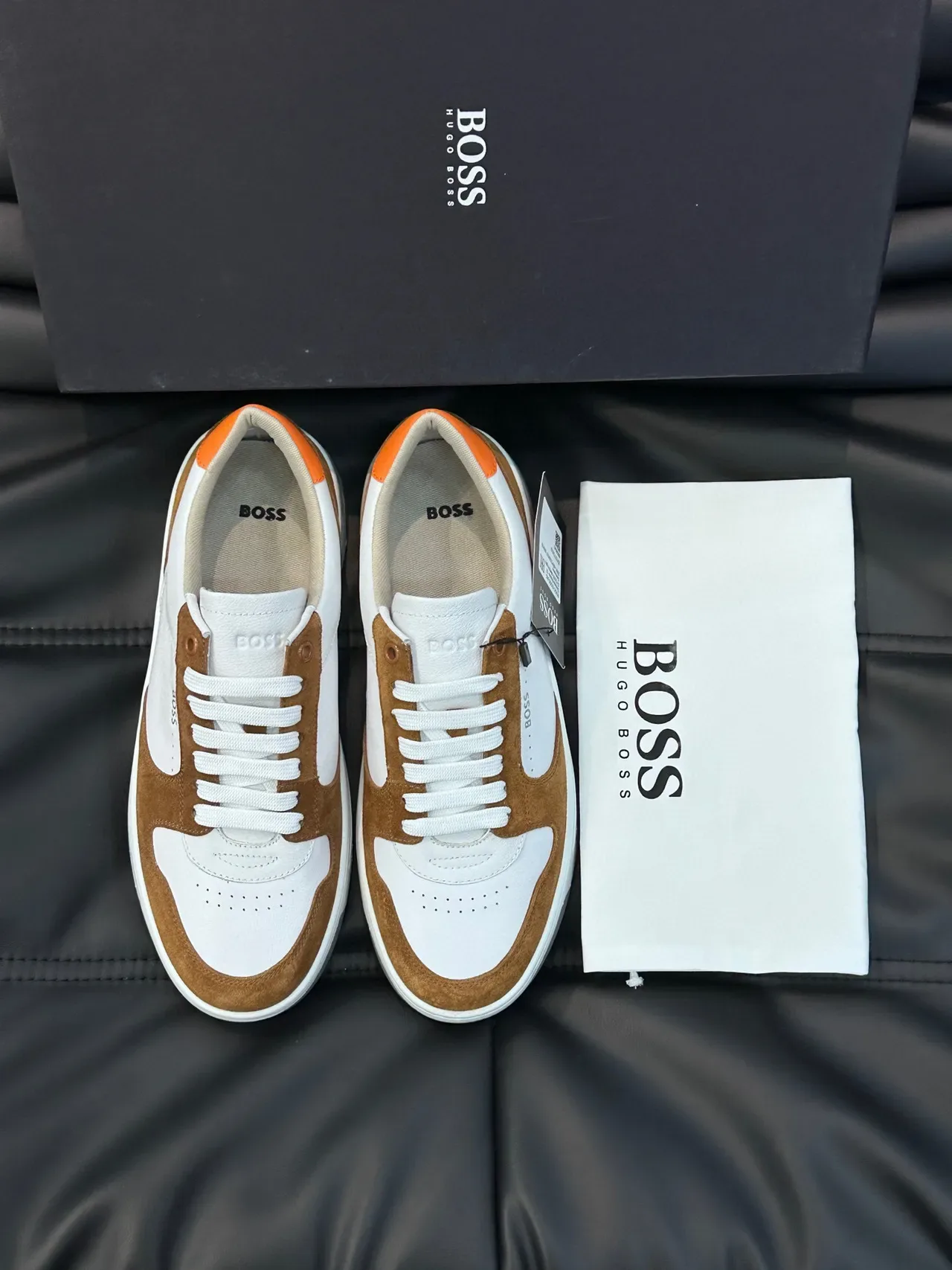 Tênis lifestyle Hugo Boss com parte superior de camurça e couro branco e marrom de duas cores com etiqueta de calcanhar laranja contrastante 7