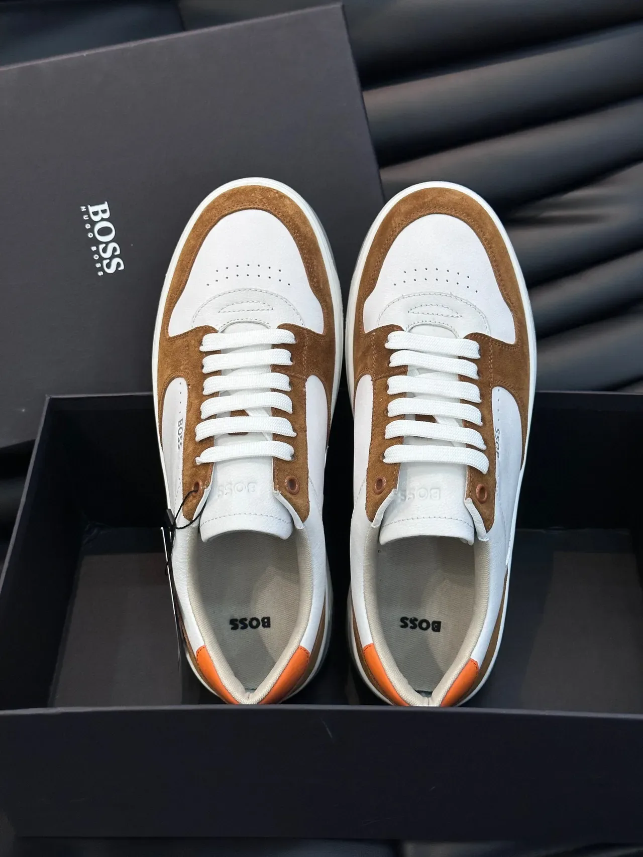 Tênis lifestyle Hugo Boss com parte superior de camurça e couro branco e marrom de duas cores com etiqueta de calcanhar laranja contrastante 8