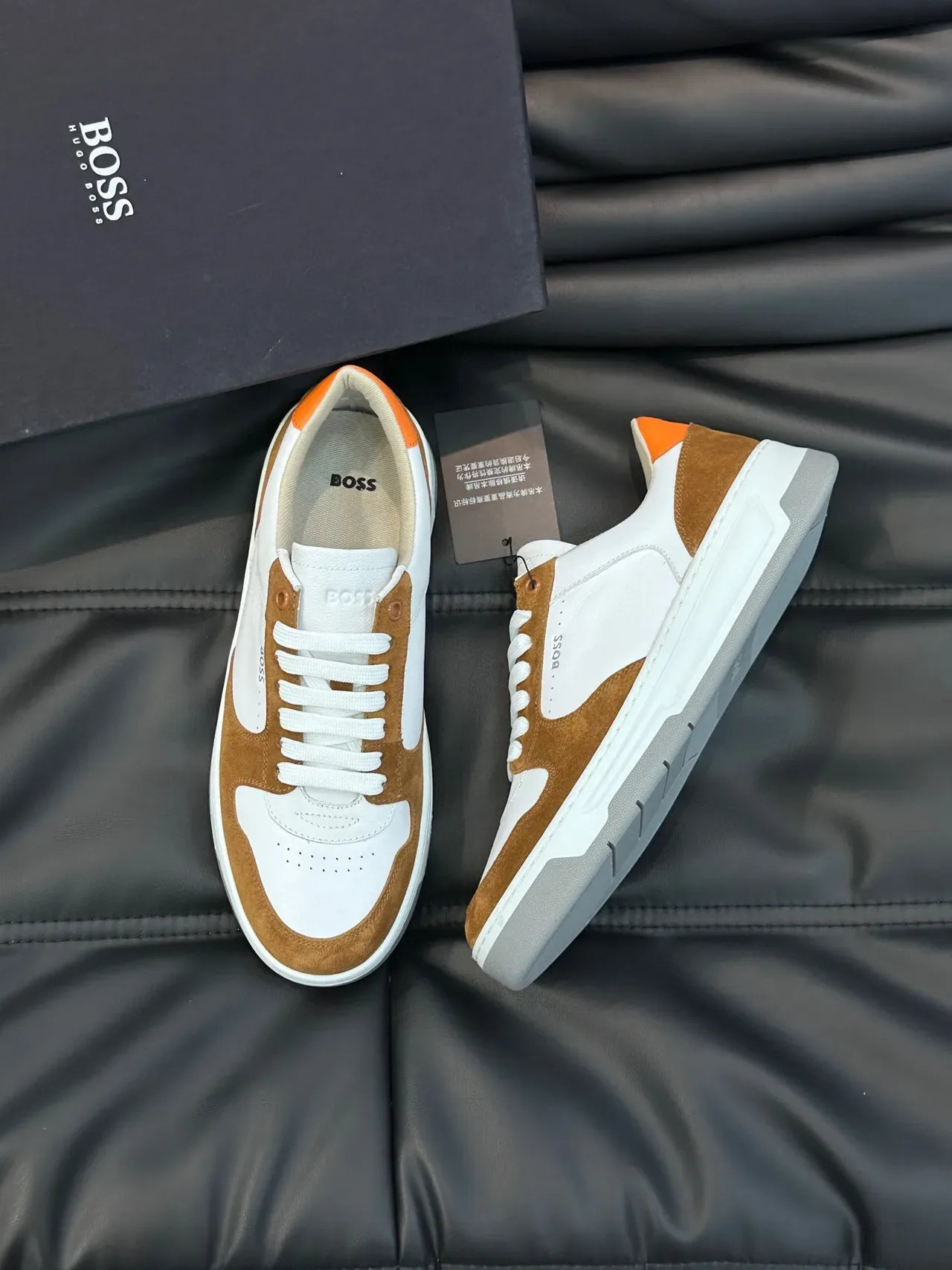 Tênis lifestyle Hugo Boss com parte superior de camurça e couro branco e marrom de duas cores com etiqueta de calcanhar laranja contrastante 9