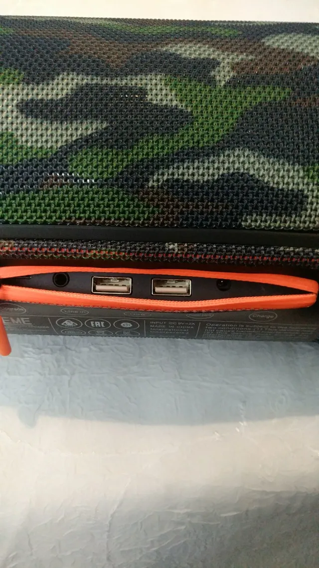 JBL Alto-falante portátil cilíndrico coberto de malha multicolor 2