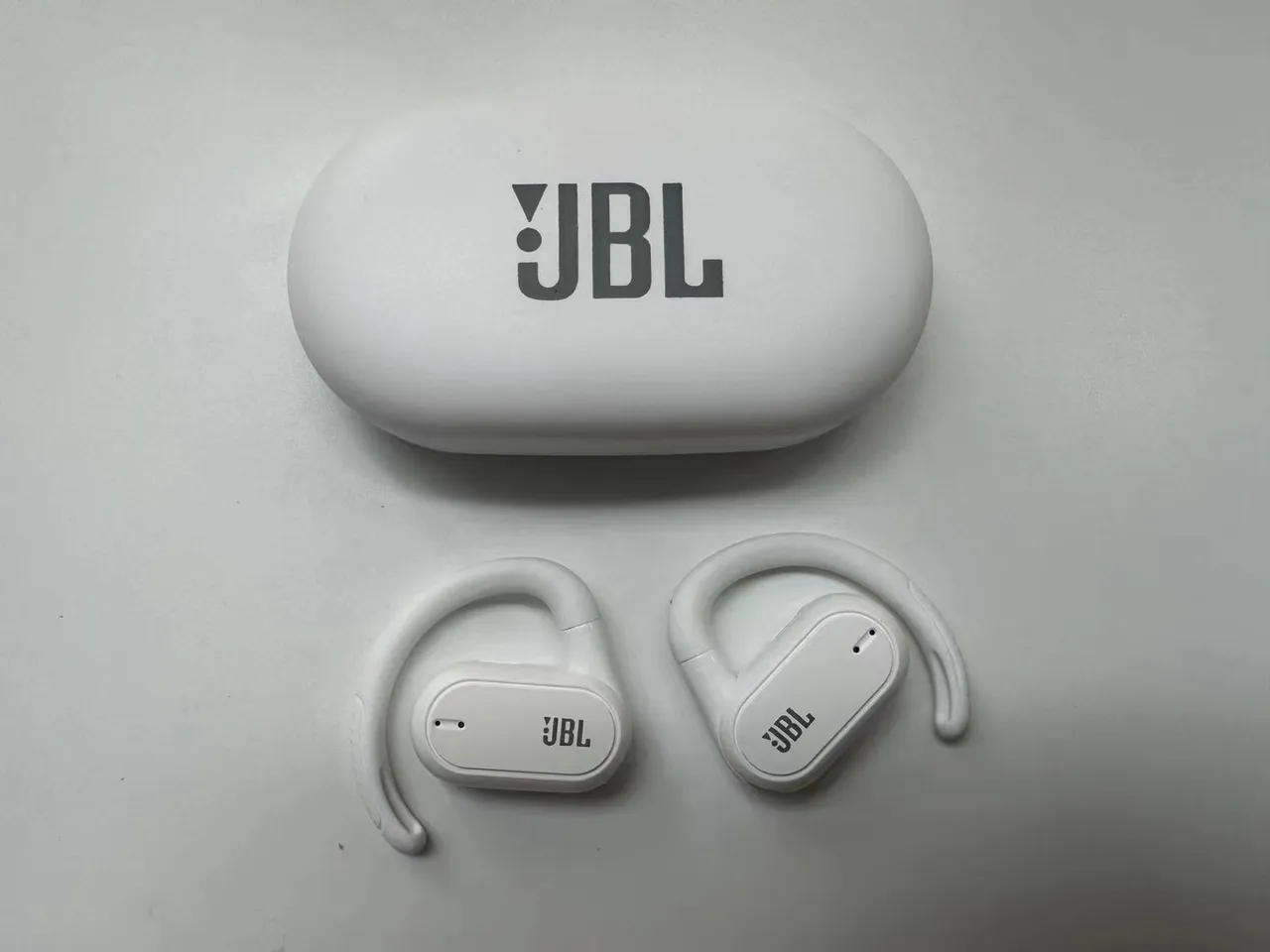 JBL Reflect Aero أبيض أسود تصميم الخطاف فوق الأذن تصميم الجذع المضغوط سماعات رياضية 2