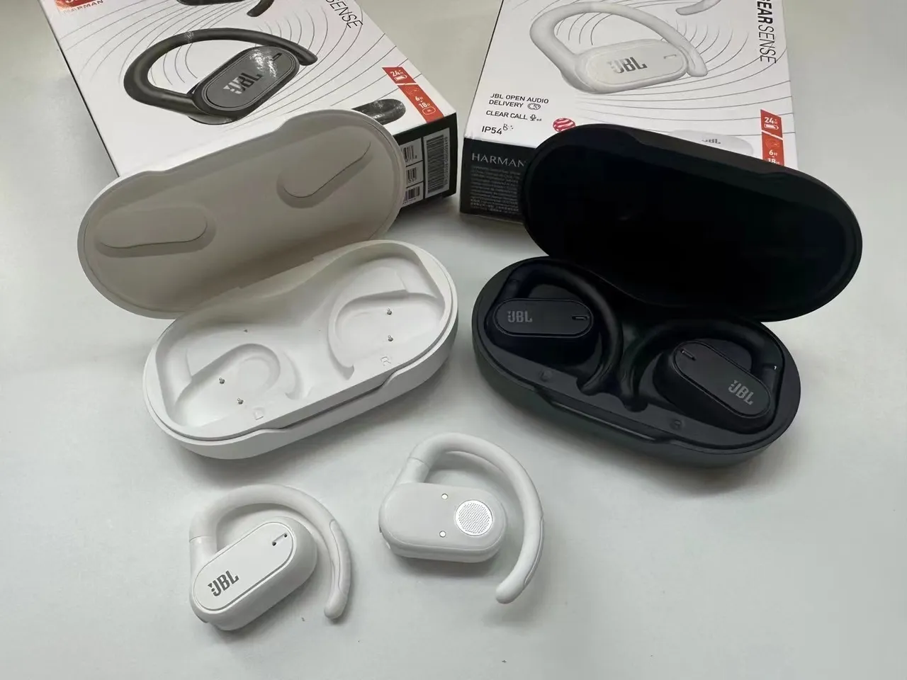 JBL Reflect Aero أبيض أسود تصميم الخطاف فوق الأذن تصميم الجذع المضغوط سماعات رياضية 3