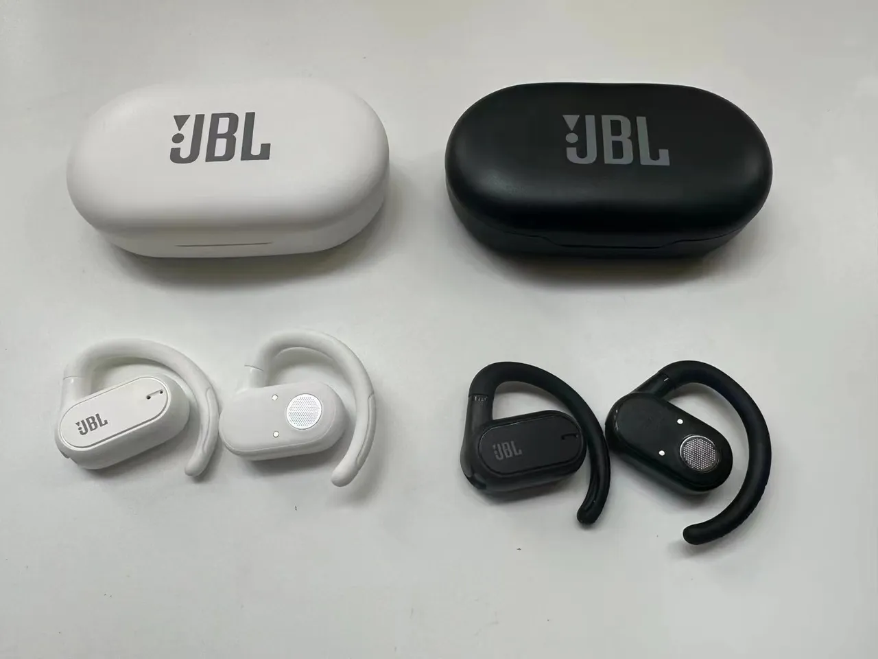 JBL Reflect Aero أبيض أسود تصميم الخطاف فوق الأذن تصميم الجذع المضغوط سماعات رياضية 4