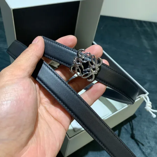 Loewe Anagram Belt काली चाँदी संकरी पट्टी चिकनी बक़ल चमड़े की बेल्ट 2