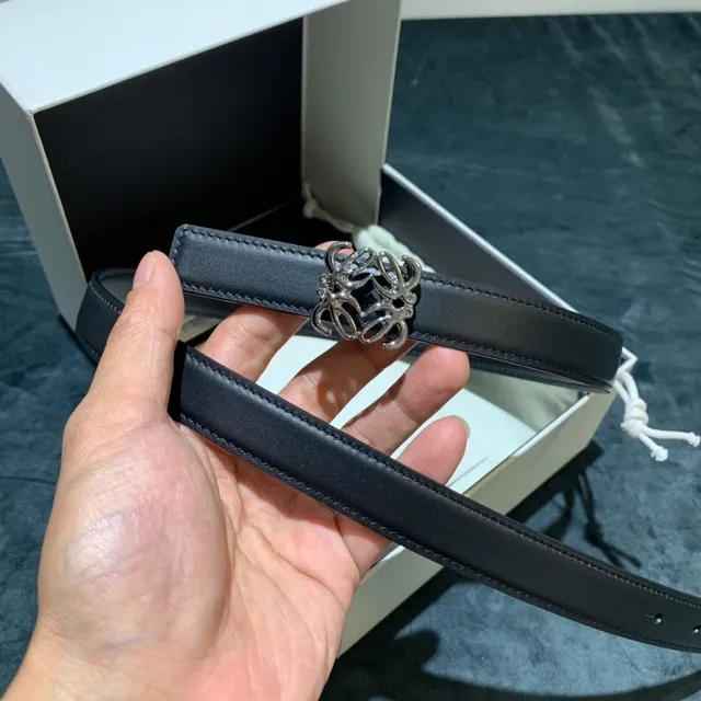 Loewe Anagram Belt काली चाँदी संकरी पट्टी चिकनी बक़ल चमड़े की बेल्ट 3
