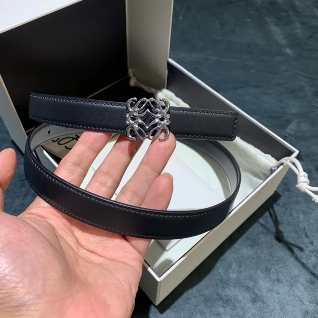 Loewe Anagram Belt काली चाँदी संकरी पट्टी चिकनी बक़ल चमड़े की बेल्ट 4