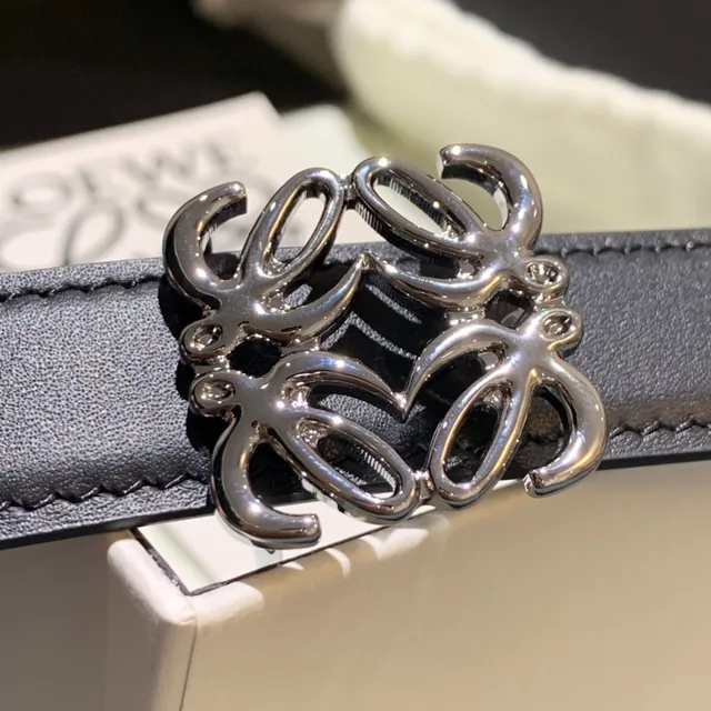 Loewe Anagram Belt काली चाँदी संकरी पट्टी चिकनी बक़ल चमड़े की बेल्ट 5