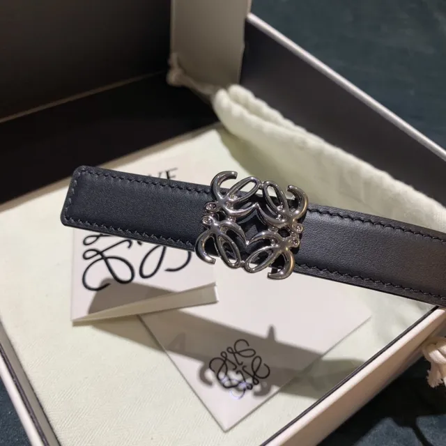 Loewe Anagram Belt काली चाँदी संकरी पट्टी चिकनी बक़ल चमड़े की बेल्ट 6