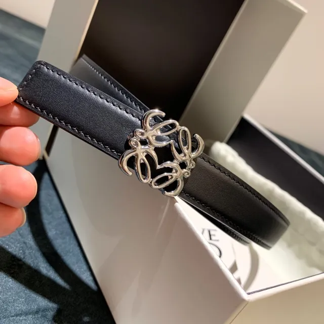 Loewe Anagram Belt काली चाँदी संकरी पट्टी चिकनी बक़ल चमड़े की बेल्ट 7