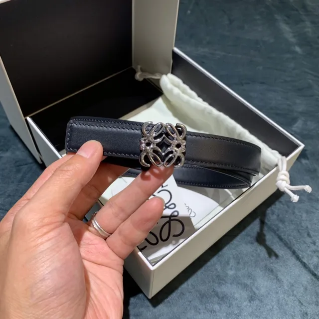 Loewe Anagram Belt काली चाँदी संकरी पट्टी चिकनी बक़ल चमड़े की बेल्ट 8