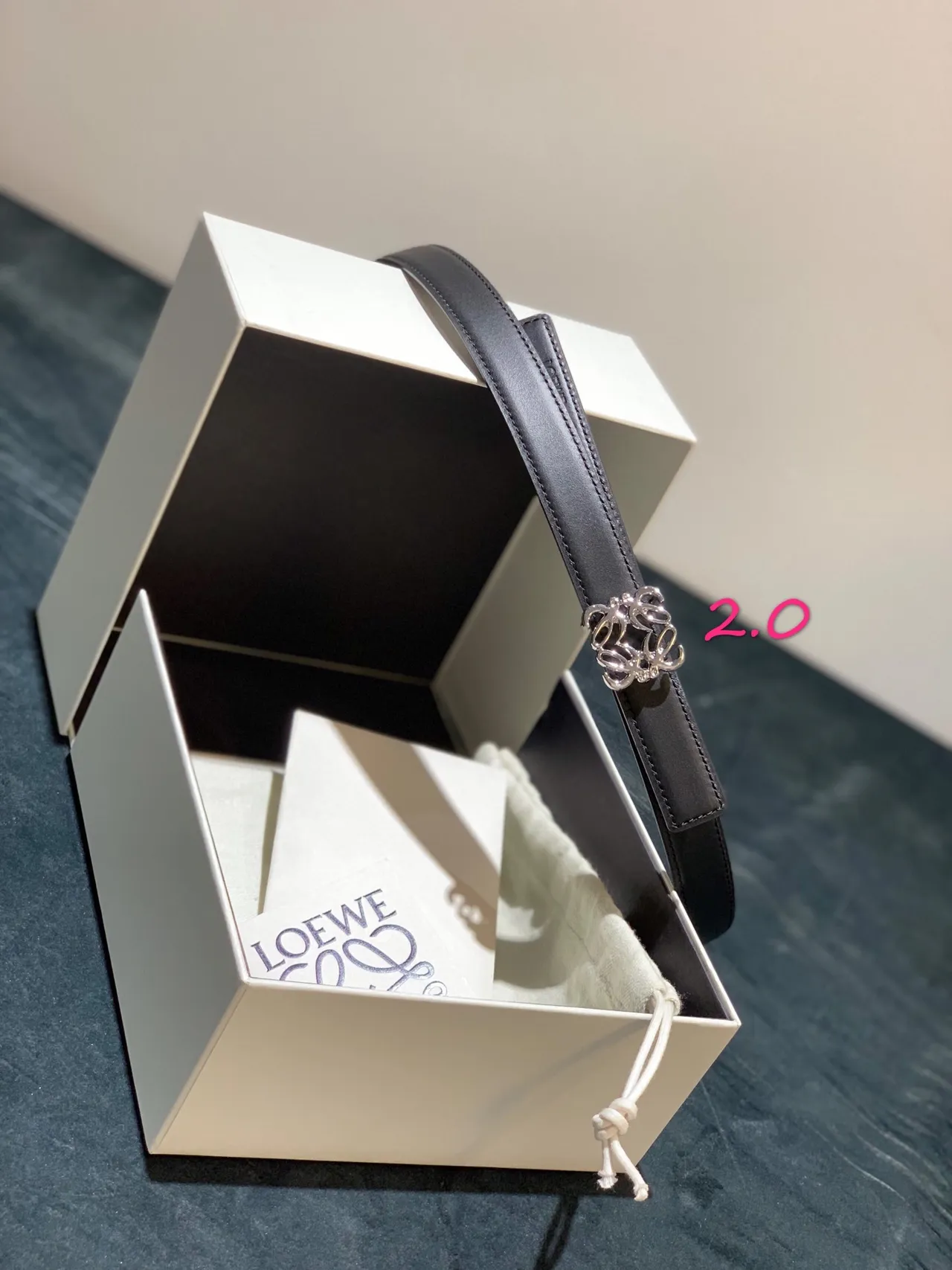 Loewe Anagram Belt काली चाँदी संकरी पट्टी चिकनी बक़ल चमड़े की बेल्ट 9