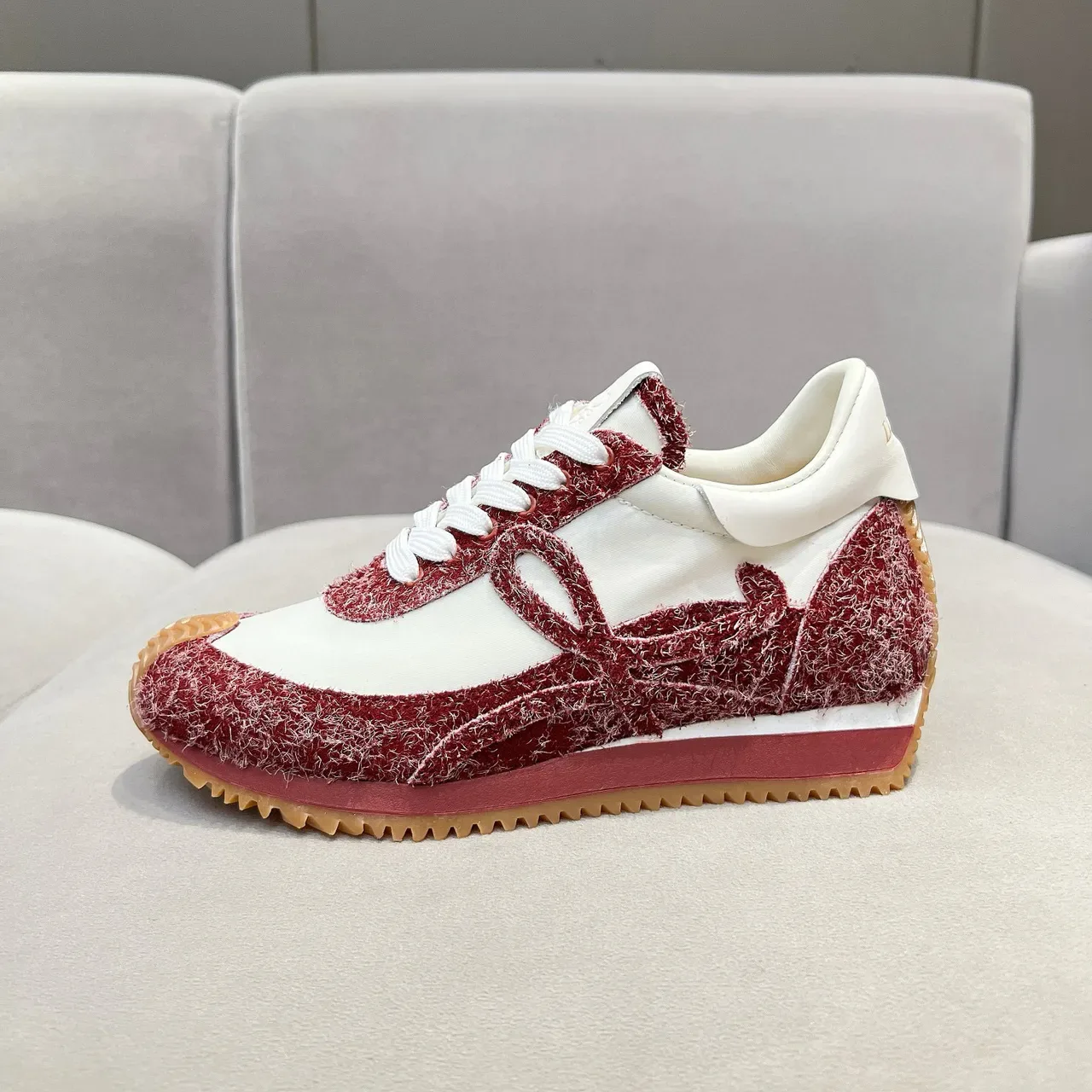 Loewe Flow Runner 2.0 সাদা ও লাল টেক্সচার্ড লাইফস্টাইল স্নিকার 2