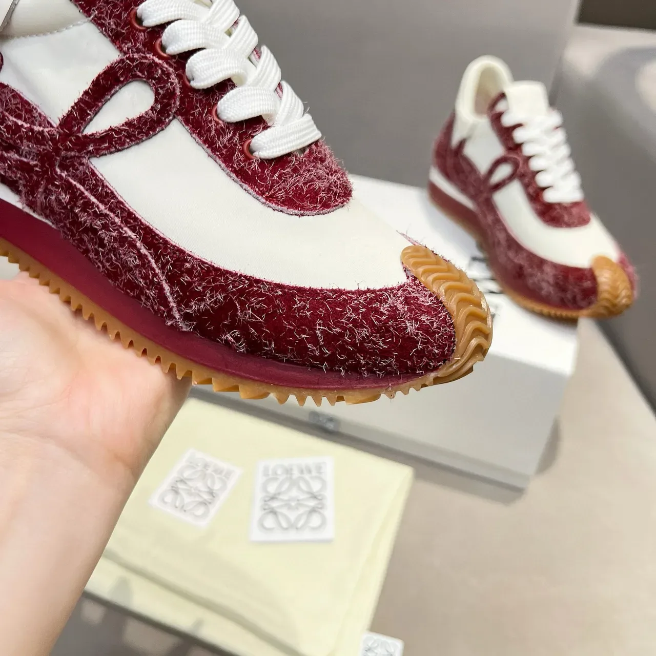 Loewe Flow Runner 2.0 সাদা ও লাল টেক্সচার্ড লাইফস্টাইল স্নিকার 3