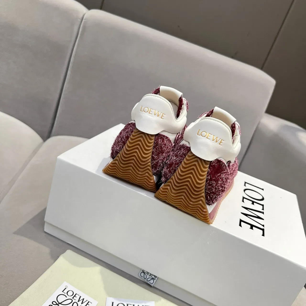 Loewe Flow Runner 2.0 সাদা ও লাল টেক্সচার্ড লাইফস্টাইল স্নিকার 5