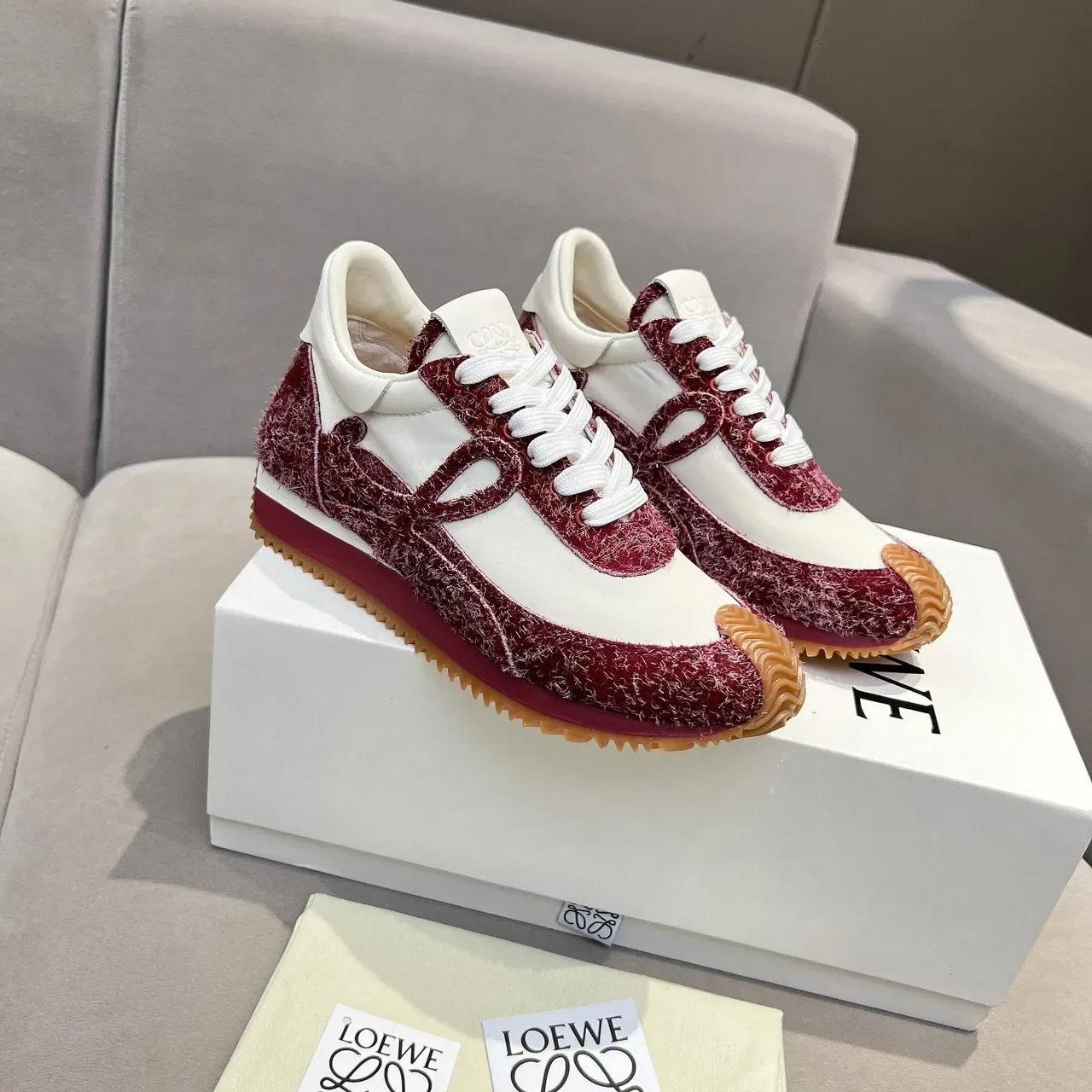 Loewe Flow Runner 2.0 সাদা ও লাল টেক্সচার্ড লাইফস্টাইল স্নিকার 8