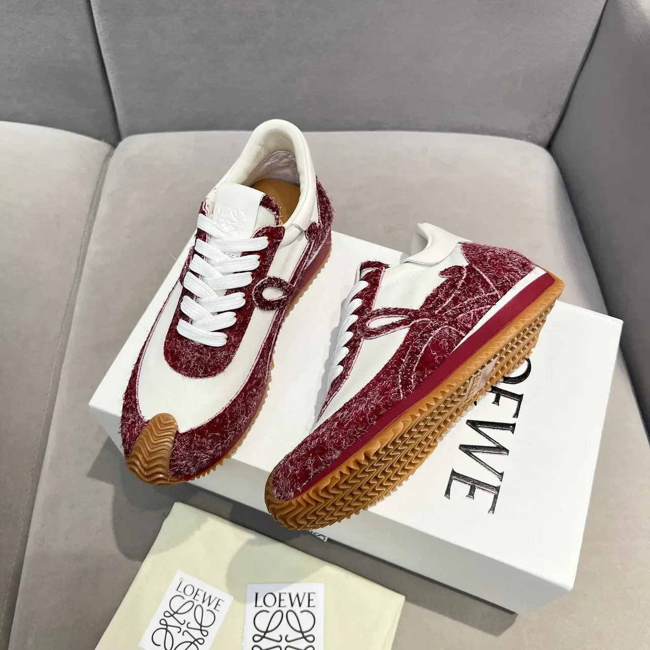 Loewe Flow Runner 2.0 সাদা ও লাল টেক্সচার্ড লাইফস্টাইল স্নিকার 9