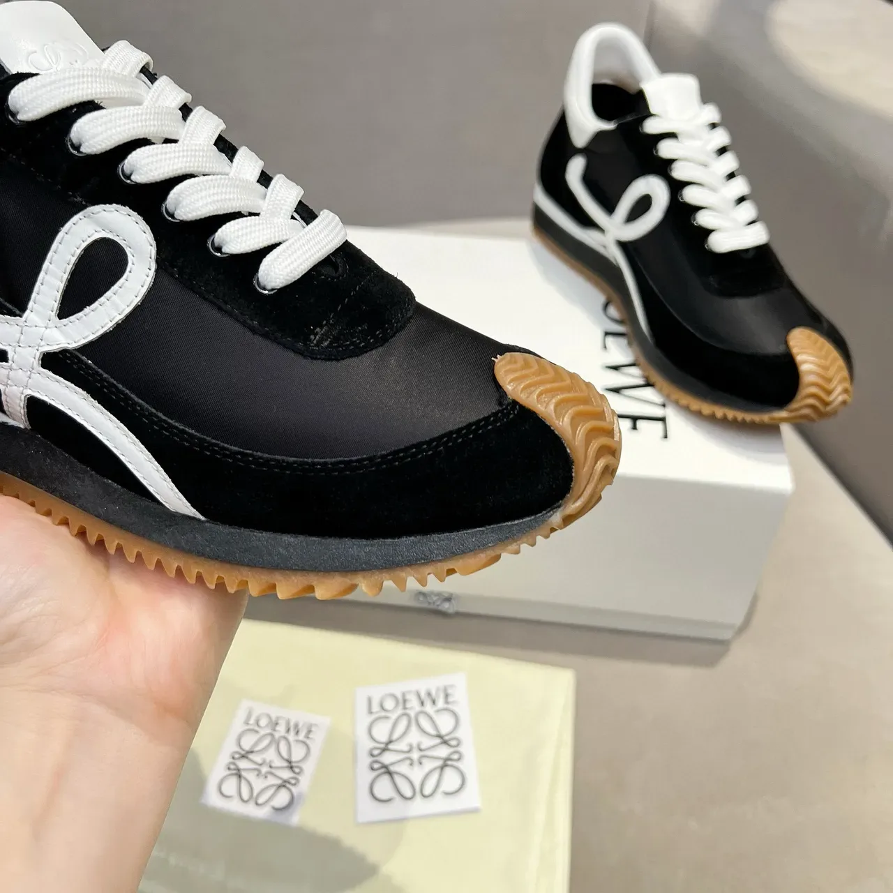 Loewe Flow Runner 黑白口香糖生活方式运动鞋 2