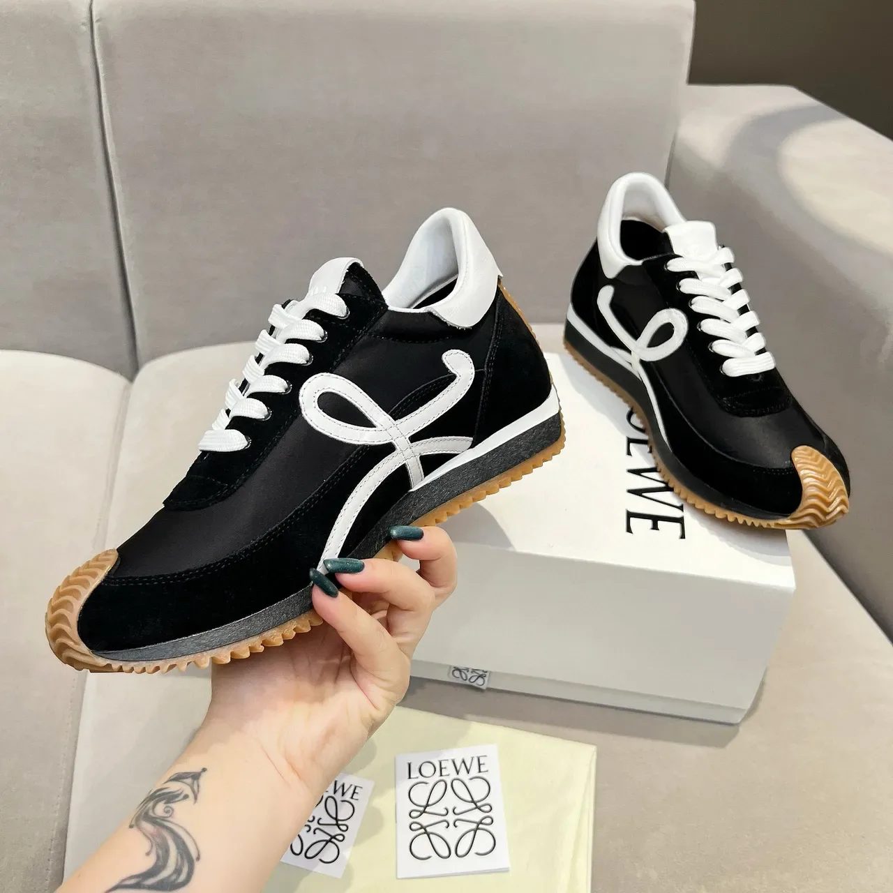 Loewe Flow Runner 黑白口香糖生活方式运动鞋 3