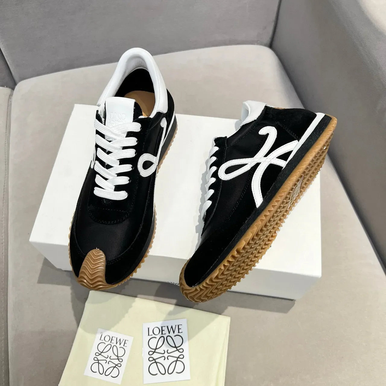 Loewe Flow Runner 黑白口香糖生活方式运动鞋 4